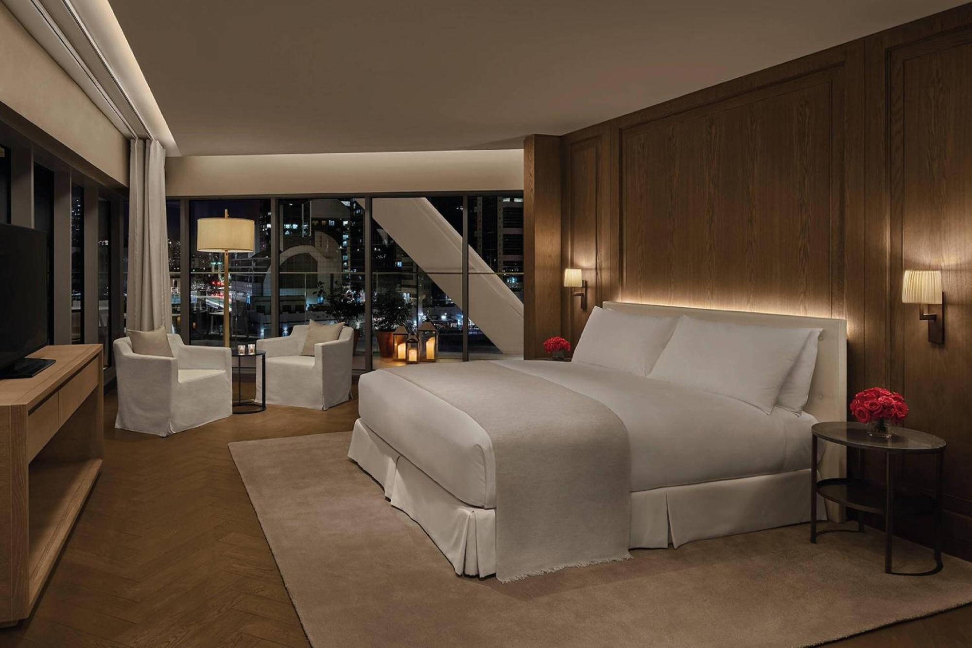 ดิ อาบูดาบี เอดิชั่น Hotel ภายนอก รูปภาพ A bedroom at the Mandarin Oriental, Hong Kong