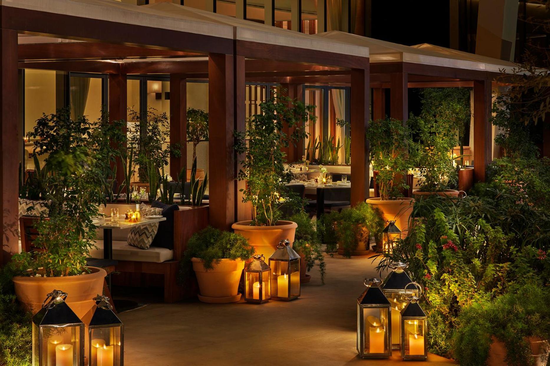 ดิ อาบูดาบี เอดิชั่น Hotel ภายนอก รูปภาพ The patio at the Mirage