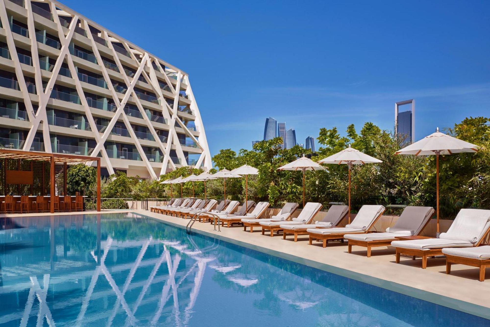 ดิ อาบูดาบี เอดิชั่น Hotel ภายนอก รูปภาพ The hotel's pool
